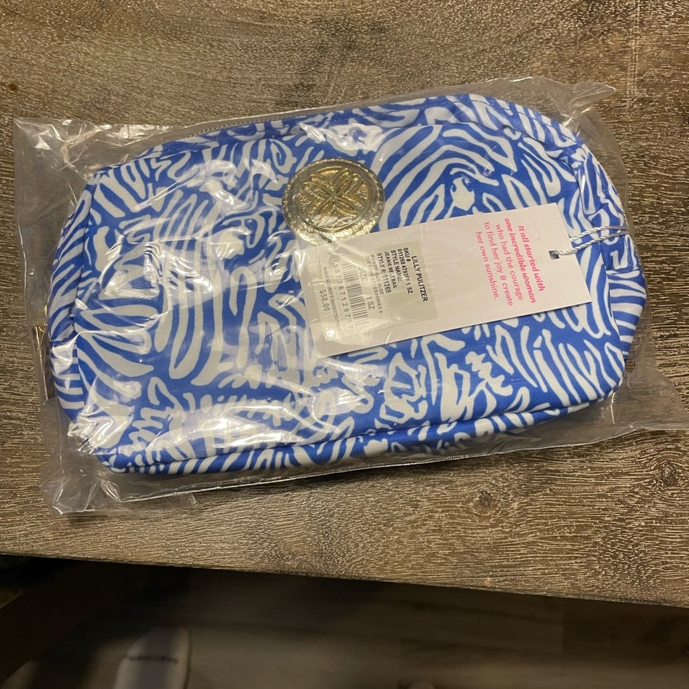 Lilly Pulitzer Belt Bag in Zee Bee print